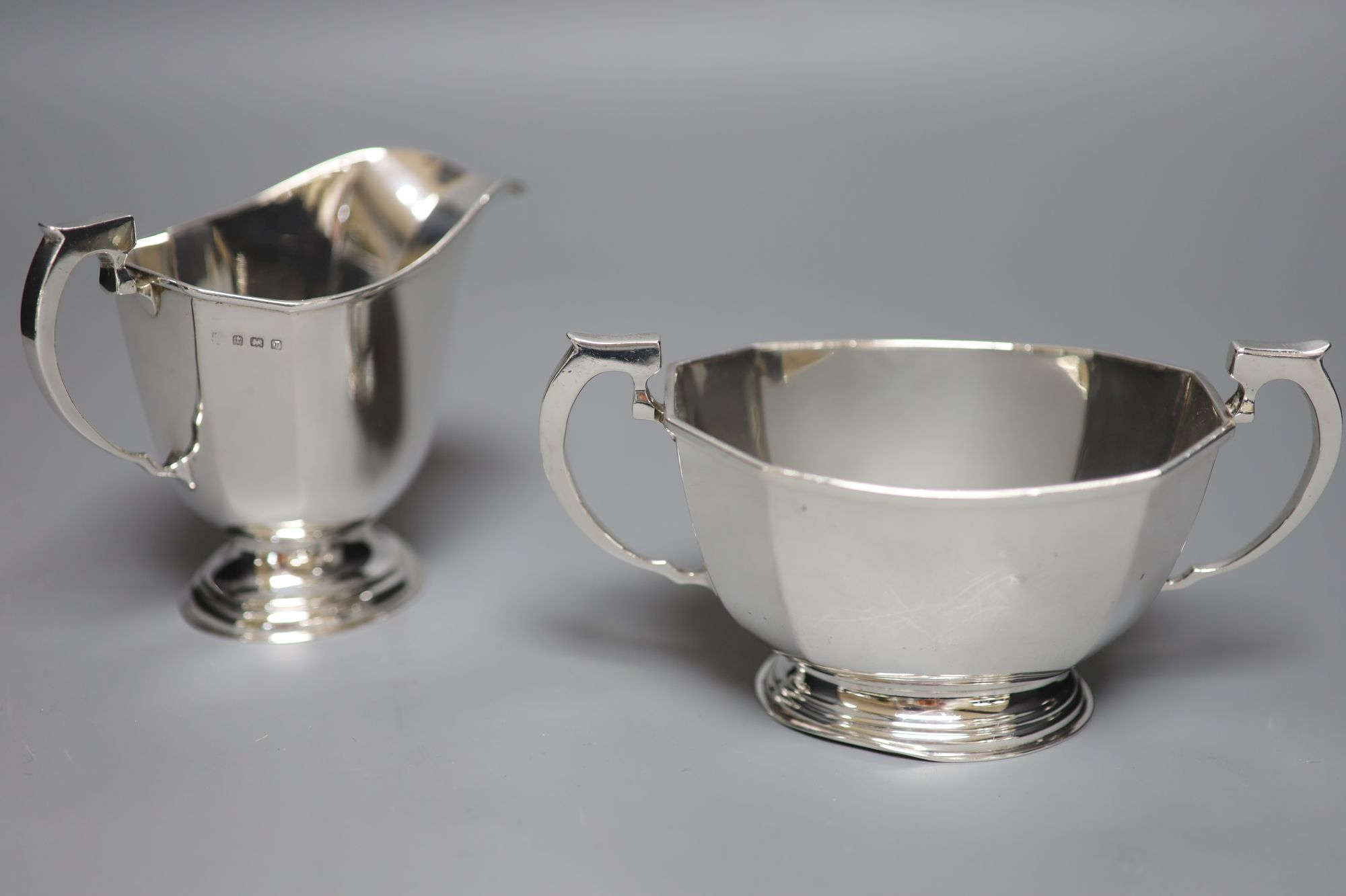 A George V silver cream jug and matching sugar bowl, Birmingham, 1933, 11.5 oz.